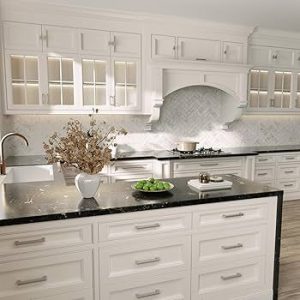 Moderne Küche mit weißen Schrankfronten und silbernen Stangengriffen.