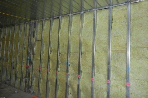 Offene Trockenbauwand mit Metallständern und Mineralwolldämmung